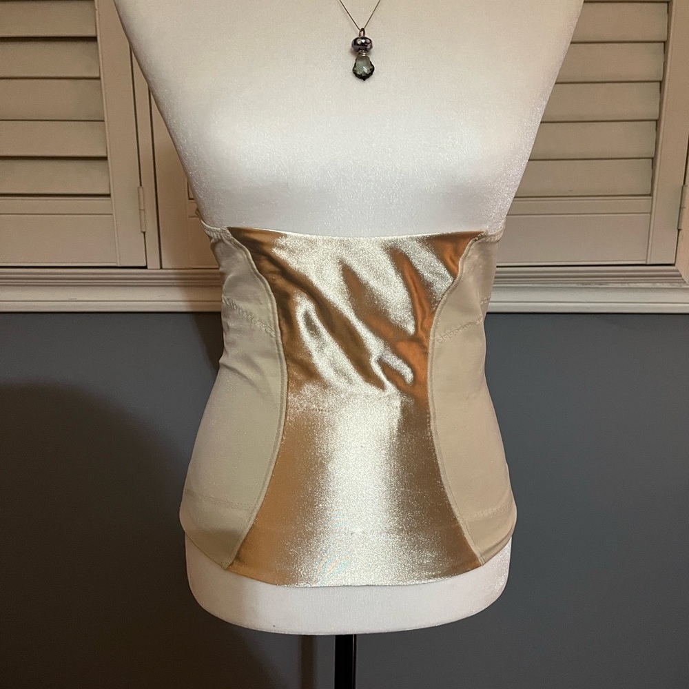 Size XL slimmer it looks large only because the mannequin is a size small